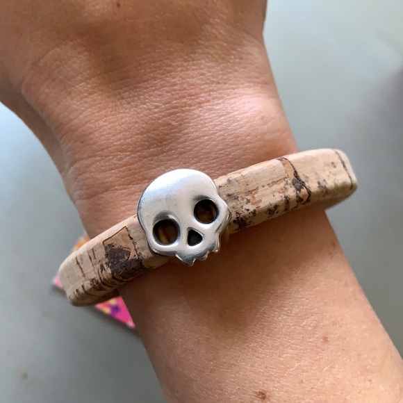 Natural cork bracelet with sterling silver skull charm - Picture 5 of 5